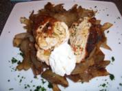Putenroulade gefüllt mit Lauchcreme und Hackfleisch, dazu Zwiebelgemüse - Rezept