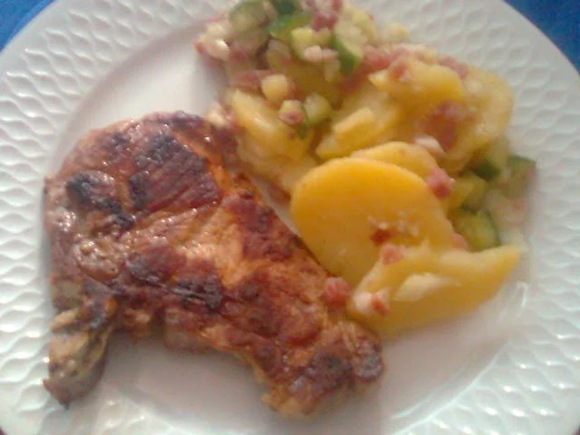 Rezept: Kotelett mit Kartoffelsalat Kotelett mit Kartoffelsalat - Rezept