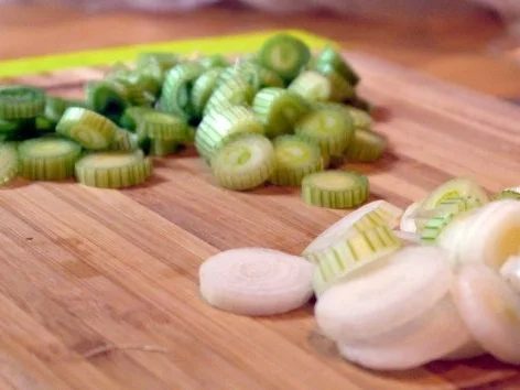 Rezept: Hähnchenbrust unter Bärlauchhaube auf asiatisch angehauchtem Spargelbett Bild Nr. 4 Hähnchenbrust unter Bärlauchhaube auf asiatisch angehauchtem Spargelbett - Rezept - Bild Nr. 4