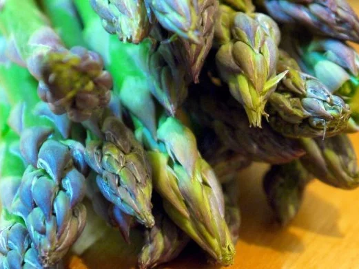 Rezept: Hähnchenbrust unter Bärlauchhaube auf asiatisch angehauchtem Spargelbett Bild Nr. 7 Hähnchenbrust unter Bärlauchhaube auf asiatisch angehauchtem Spargelbett - Rezept - Bild Nr. 7