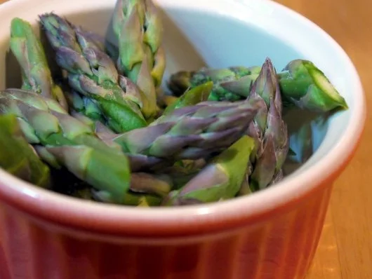 Rezept: Hähnchenbrust unter Bärlauchhaube auf asiatisch angehauchtem Spargelbett Bild Nr. 9 Hähnchenbrust unter Bärlauchhaube auf asiatisch angehauchtem Spargelbett - Rezept - Bild Nr. 9