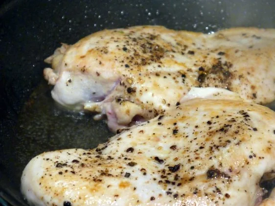 Rezept: Hähnchenbrust unter Bärlauchhaube auf asiatisch angehauchtem Spargelbett Bild Nr. 11 Hähnchenbrust unter Bärlauchhaube auf asiatisch angehauchtem Spargelbett - Rezept - Bild Nr. 11