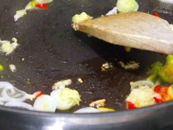 Rezept: Hähnchenbrust unter Bärlauchhaube auf asiatisch angehauchtem Spargelbett Bild Nr. 13 Hähnchenbrust unter Bärlauchhaube auf asiatisch angehauchtem Spargelbett - Rezept - Bild Nr. 13