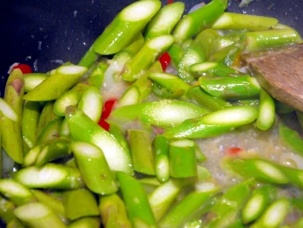 Rezept: Hähnchenbrust unter Bärlauchhaube auf asiatisch angehauchtem Spargelbett Bild Nr. 14 Hähnchenbrust unter Bärlauchhaube auf asiatisch angehauchtem Spargelbett - Rezept - Bild Nr. 14