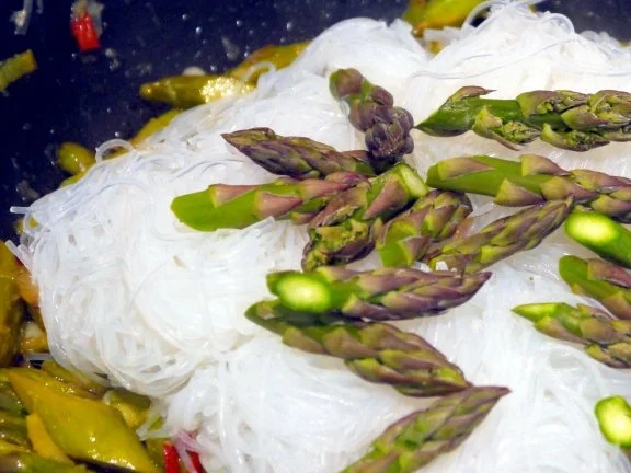 Rezept: Hähnchenbrust unter Bärlauchhaube auf asiatisch angehauchtem Spargelbett Bild Nr. 15 Hähnchenbrust unter Bärlauchhaube auf asiatisch angehauchtem Spargelbett - Rezept - Bild Nr. 15