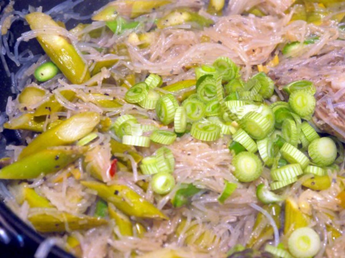 Hähnchenbrust unter Bärlauchhaube auf asiatisch angehauchtem Spargelbett - Rezept - Bild Nr. 16