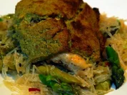 Rezept: Hรคhnchenbrust unter Bรคrlauchhaube auf asiatisch angehauchtem Spargelbett Hรคhnchenbrust unter Bรคrlauchhaube auf asiatisch angehauchtem Spargelbett - Rezept