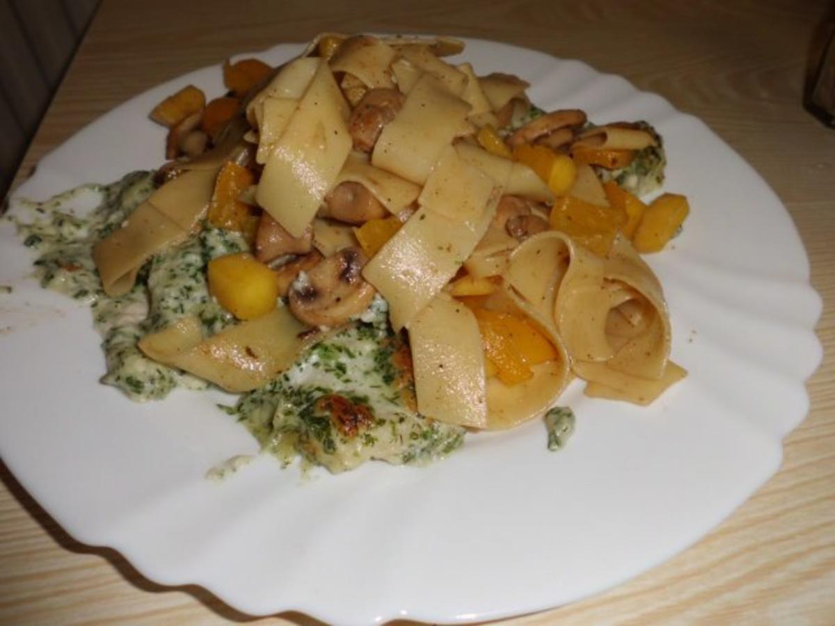 Pasta: Bandnudeln mit Champignons, Paprika und Mango - Rezept - kochbar.de