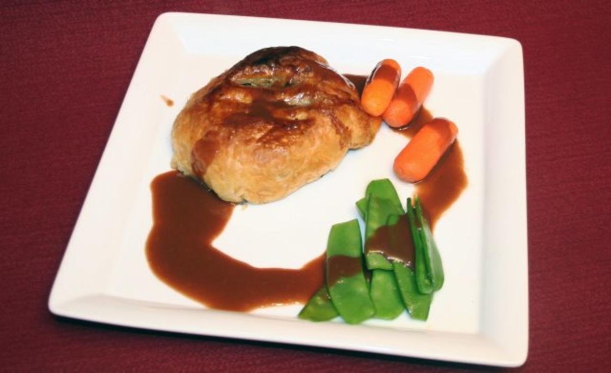 Rinderfilet in Blätterteig mit gebackenen Champignons, Zuckerschoten und Babykarotten - Rezept