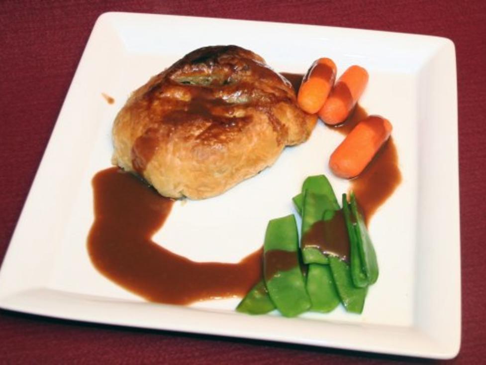 Rinderfilet in Blätterteig mit gebackenen Champignons, Zuckerschoten ...