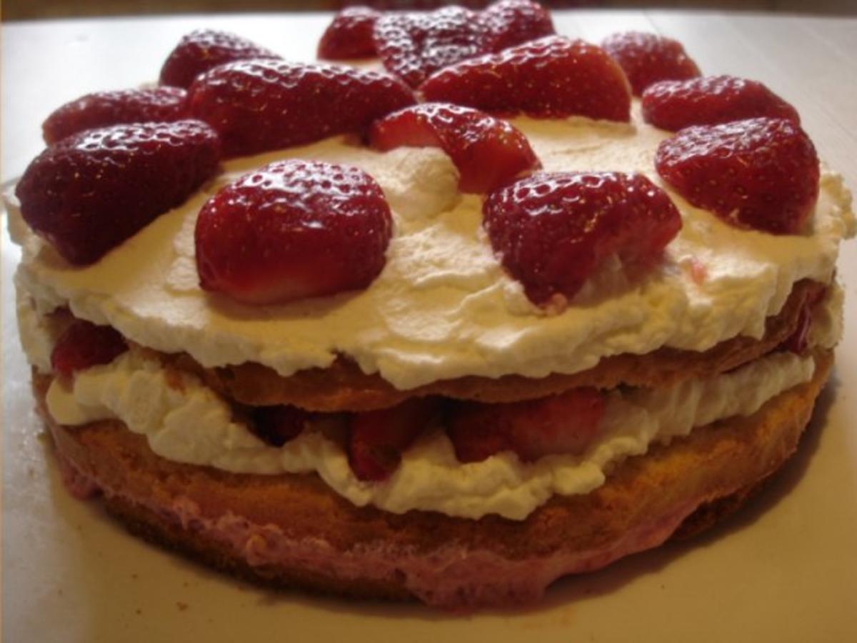 Bilder für Kleine Erdbeertorte - Rezept