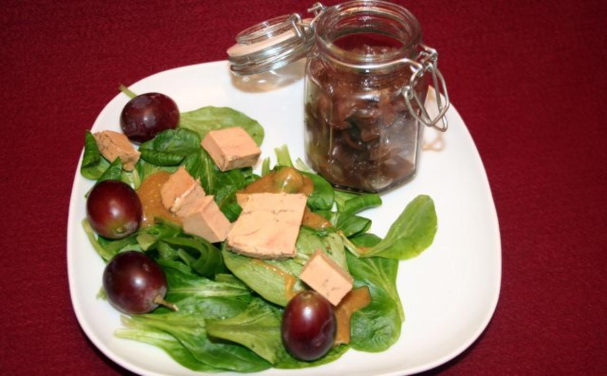 Gänseleber auf Salat mit selbstgebackener Brioche und hausgemachten Zwiebelconfit - Rezept