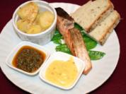 Lachs auf Frühlingsgemüse mit Rouille und Chimichurri - Rezept
