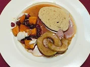 Schweinelendchen mit Kürbis-Cranberry-Gratin &amp; Serviettenknödeln - Rezept