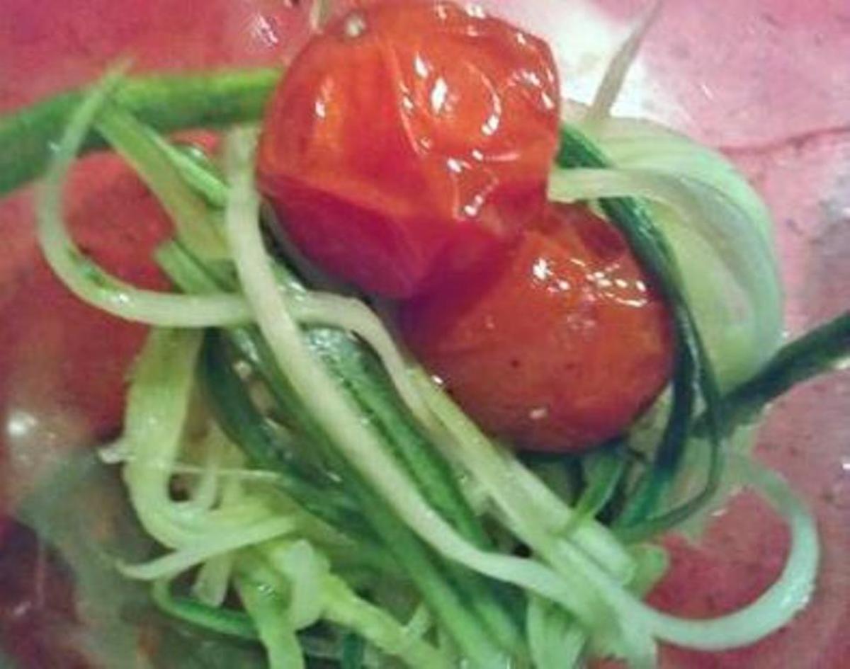 Gurkensalat als Gurkenspaghetti mit karamelisierten Cherrytomaten - Rezept - Bild Nr. 12