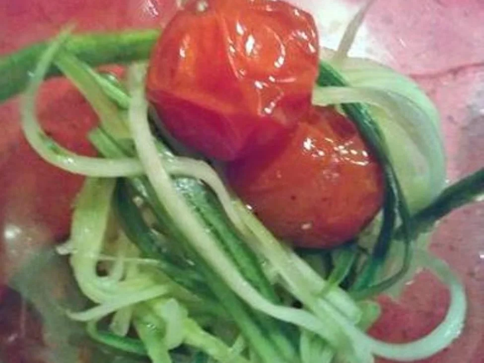 Gurkensalat als Gurkenspaghetti mit karamelisierten Cherrytomaten - Rezept - Bild Nr. 12