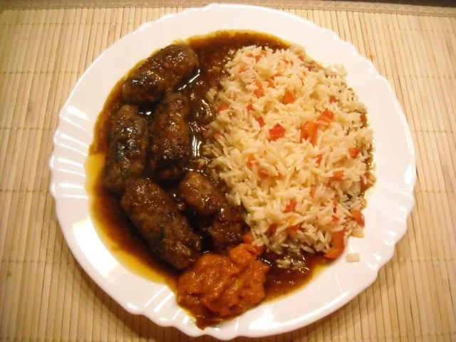 Rezept: Serbische Cevapcici mit gedünstetem Reis Serbische Cevapcici mit gedünstetem Reis - Rezept