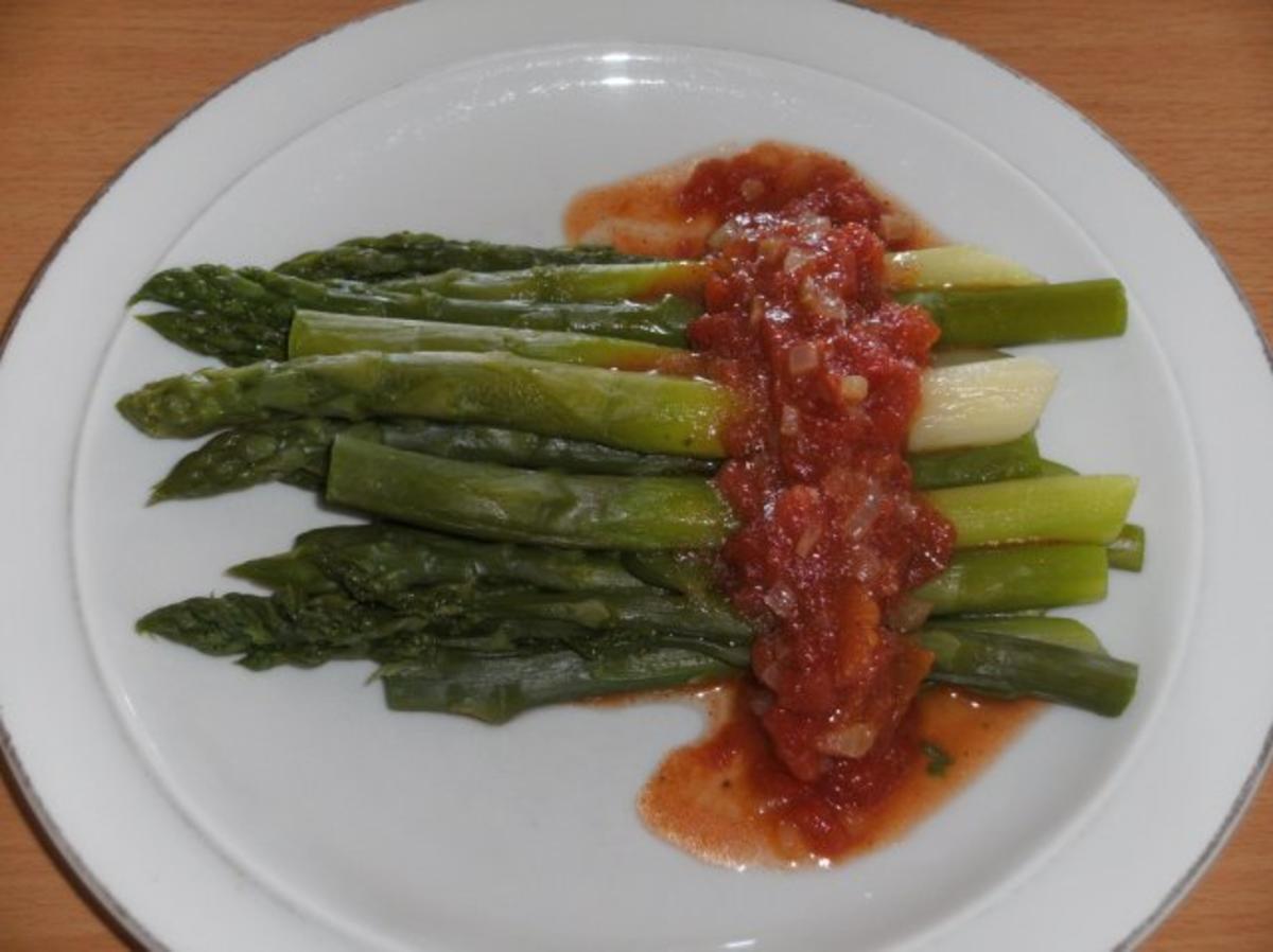 Hauptgericht: Grüner Spargel mit Tomatenvinaigrette - Rezept