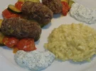 Cevapcici auf Zucchini-Tomaten-Gemüse und Tzatziki - Rezept