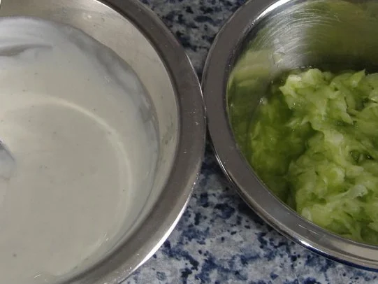 Cevapcici auf Zucchini-Tomaten-Gemüse und Tzatziki - Rezept - Bild Nr. 3