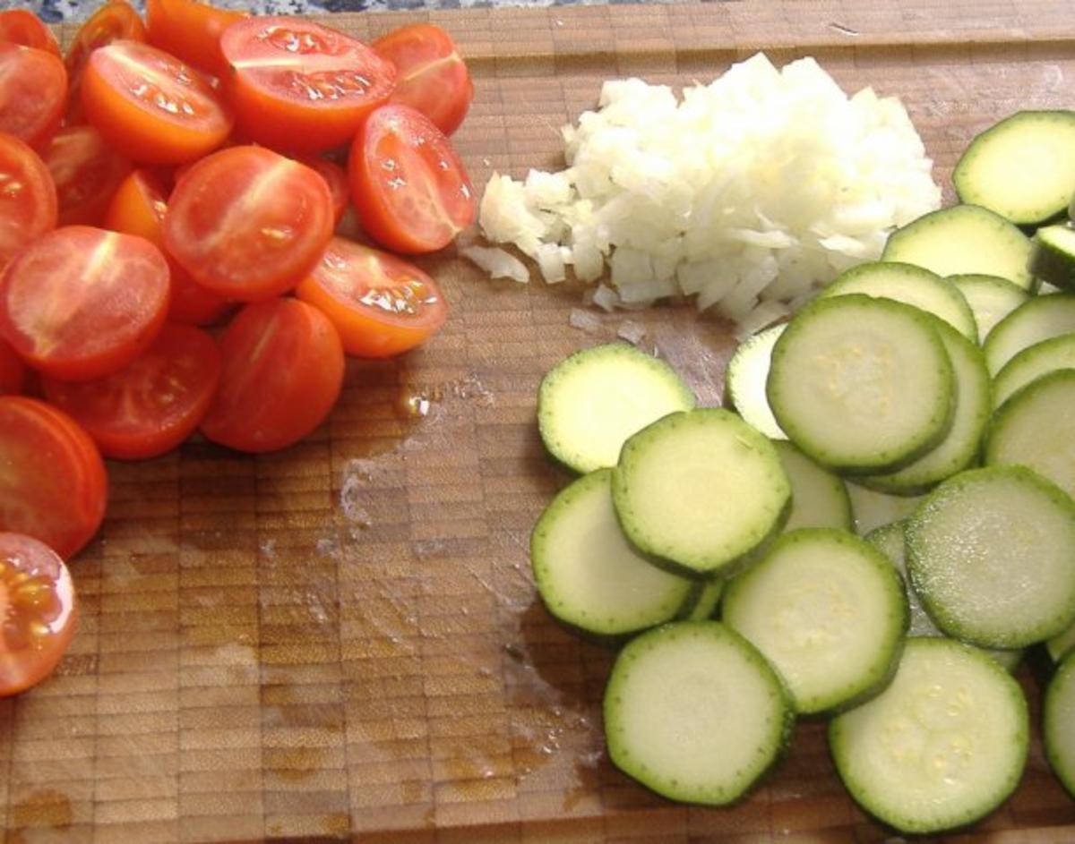 Cevapcici auf Zucchini-Tomaten-Gemüse und Tzatziki - Rezept - Bild Nr. 4