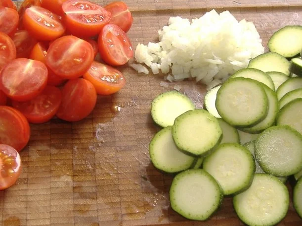 Cevapcici auf Zucchini-Tomaten-Gemüse und Tzatziki - Rezept - Bild Nr. 4