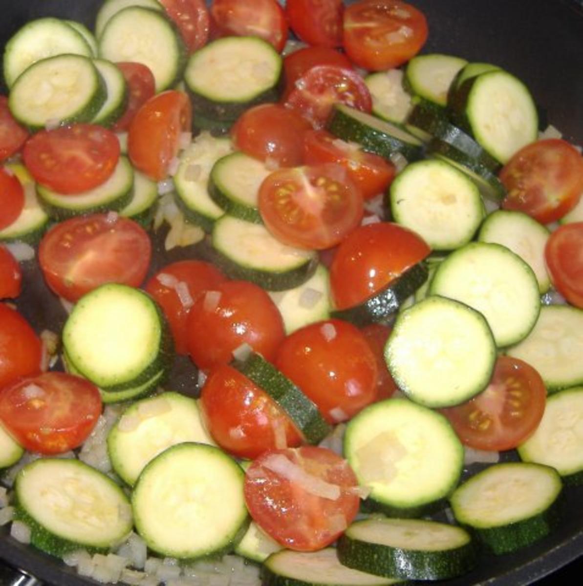 Cevapcici auf Zucchini-Tomaten-Gemüse und Tzatziki - Rezept - Bild Nr. 5