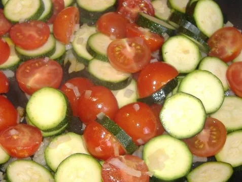 Cevapcici auf Zucchini-Tomaten-Gemüse und Tzatziki - Rezept - Bild Nr. 5