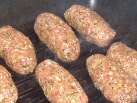 Cevapcici auf Zucchini-Tomaten-Gemüse und Tzatziki - Rezept - Bild Nr. 6