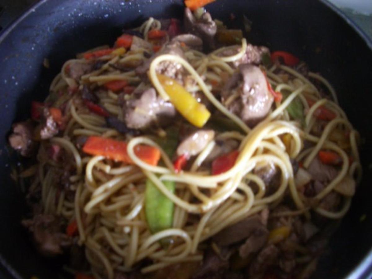 Spaghetti  mit Asiagemüse und Hähnchenleber - Rezept