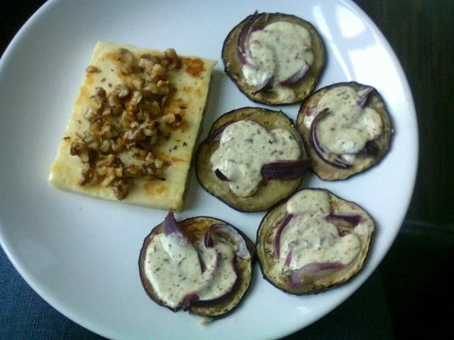 Halloumi mit karamellisierten Walnüssen und überbackenen Auberginen - Rezept