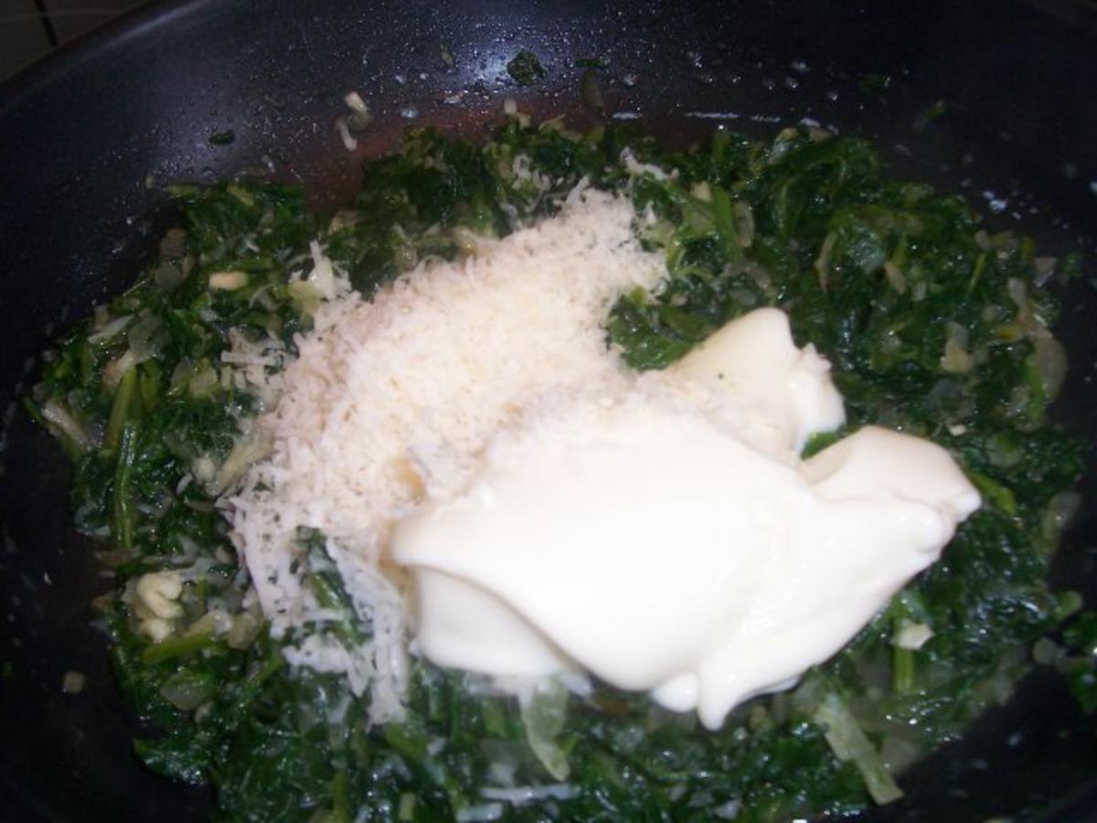 Hähnchenbrustfilet mit Parmesan-Käse-Knoblauch-Spinatfüllung, dazu Salat - Rezept - Bild Nr. 6