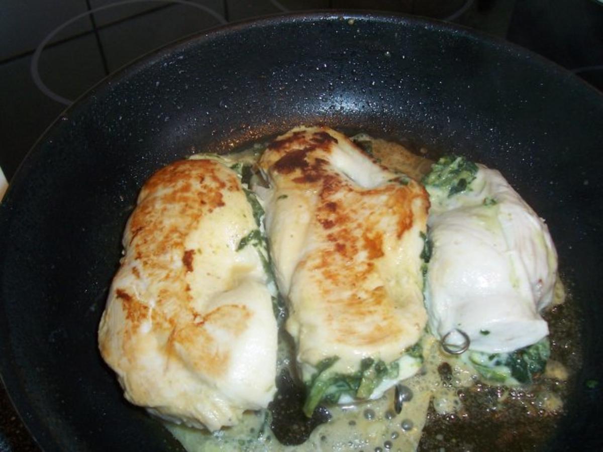 Hähnchenbrustfilet mit Parmesan-Käse-Knoblauch-Spinatfüllung, dazu Salat - Rezept - Bild Nr. 14