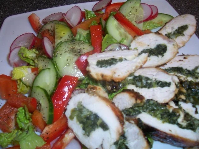 Hähnchenbrustfilet mit Parmesan-Käse-Knoblauch-Spinatfüllung, dazu Salat - Rezept - Bild Nr. 18