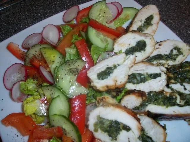 Hähnchenbrustfilet mit Parmesan-Käse-Knoblauch-Spinatfüllung, dazu Salat - Rezept