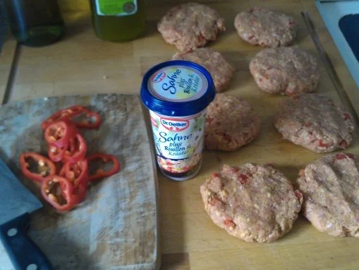 Paprika-Fleischpflanzerl mit Sahnesoße - Rezept