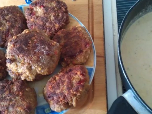 Paprika-Fleischpflanzerl mit Sahnesoße - Rezept - Bild Nr. 2