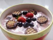 Dessert: Schokokuss-Quark-Creme mit Erdbeeren und Heidelbeeren - Rezept