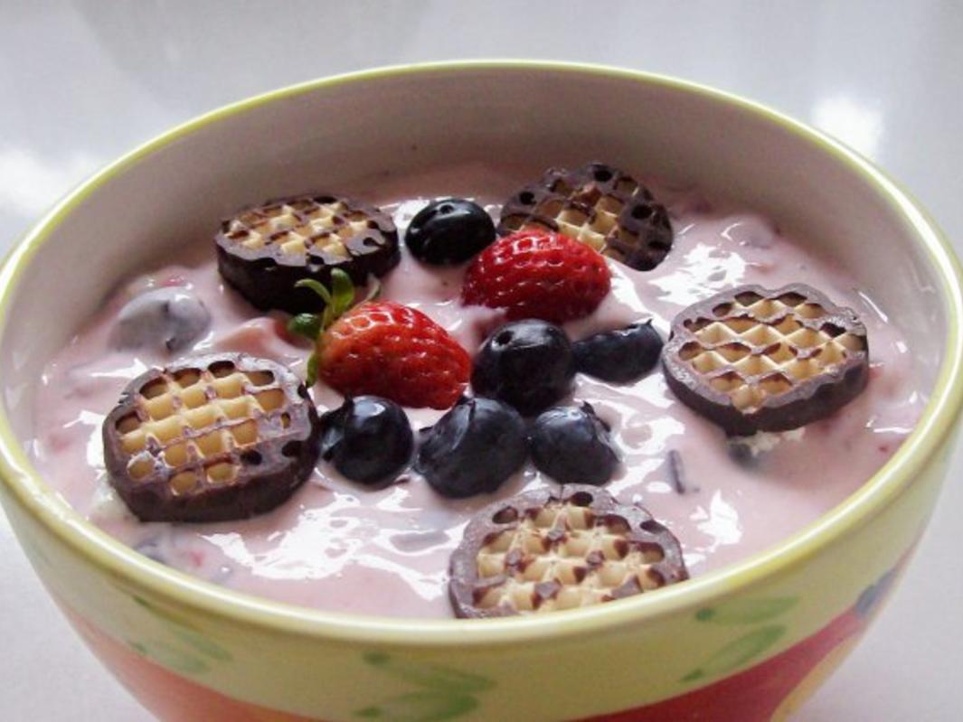 Dessert: Schokokuss-Quark-Creme mit Erdbeeren und Heidelbeeren - Rezept ...