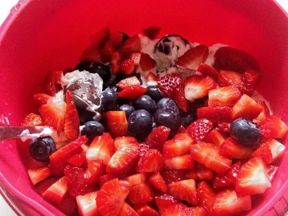 Rezept: Dessert: Schokokuss-Quark-Creme mit Erdbeeren und Heidelbeeren Bild Nr. 3 Dessert: Schokokuss-Quark-Creme mit Erdbeeren und Heidelbeeren - Rezept - Bild Nr. 3