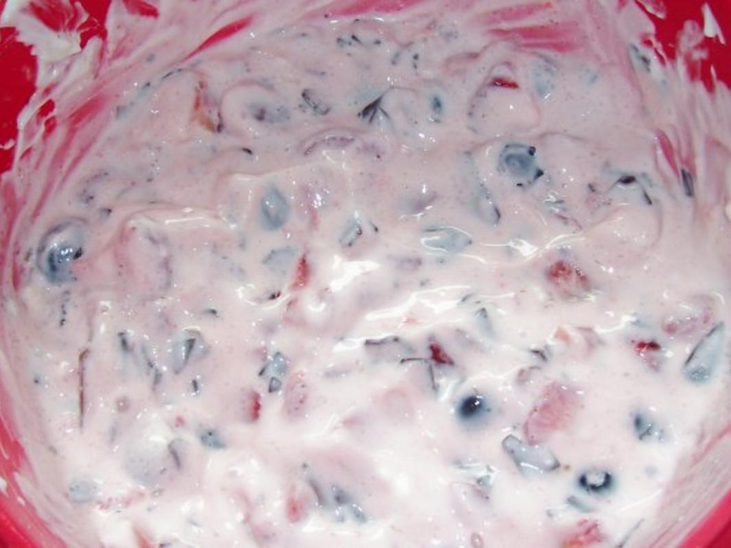 Dessert: Schokokuss-Quark-Creme mit Erdbeeren und Heidelbeeren - Rezept ...