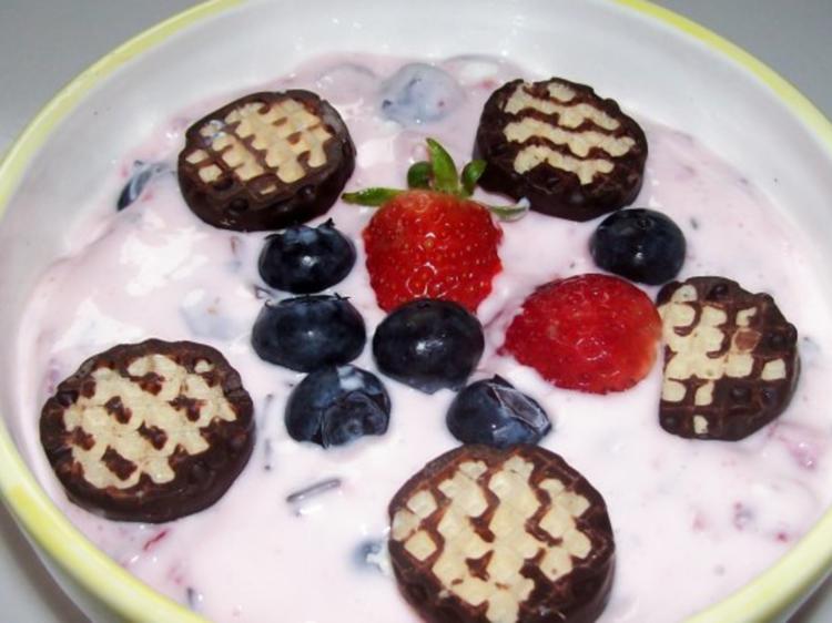 Dessert: Schokokuss Quark Creme mit Erdbeeren und Heidelbeeren ...