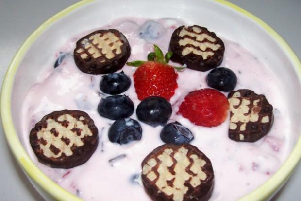 Dessert: Schokokuss-Quark-Creme mit Erdbeeren und Heidelbeeren - Rezept ...