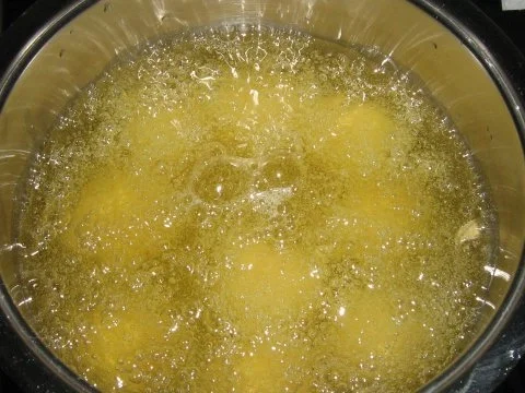 Rezept: Hühnerfrikasse mit frittierten Reisbällchen Bild Nr. 4 Hühnerfrikasse mit frittierten Reisbällchen - Rezept - Bild Nr. 4