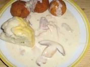 Hühnerfrikasse mit frittierten Reisbällchen - Rezept