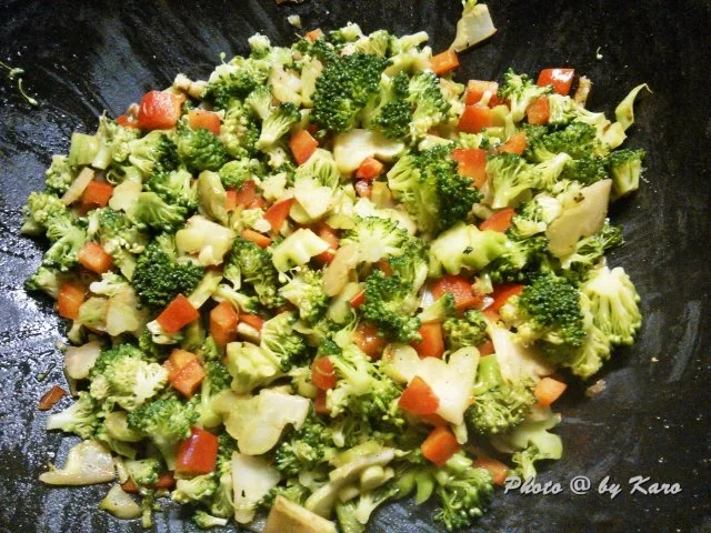 Wok: Gemüsebratnudeln mit Putenstreifen und Ei - Rezept - Bild Nr. 3