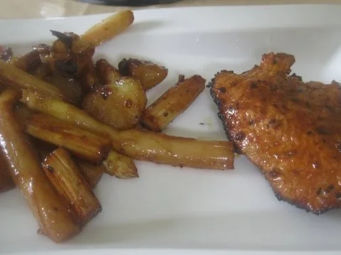 Rezept: Würzig marinierte Putensteaks mit gebratenem Spargel Würzig marinierte Putensteaks mit gebratenem Spargel - Rezept