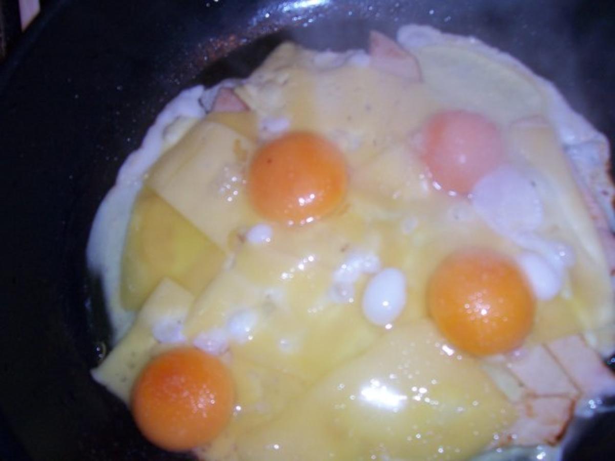 Hähnchenkasseler in einem Käse-Ei Schlafrock, dazu Käseplatte - Rezept