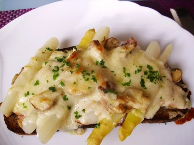 Spargelbrot überbacken - Rezept