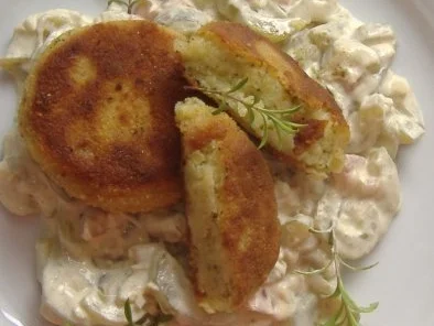Kartoffelfrikadellen mit lauwarmem Gurkensalat - Rezept